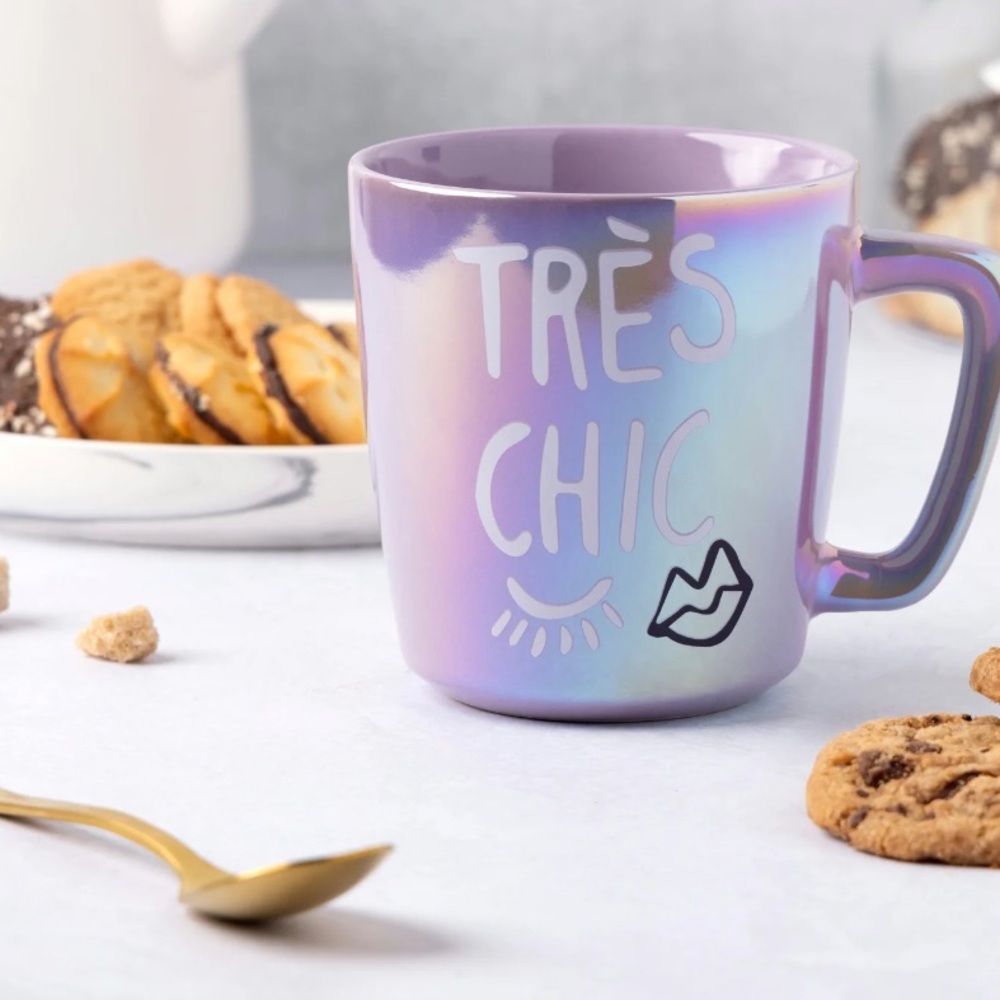Iridescent Mug with 'Très Chic' Design - Picture 3 of 4